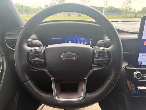 Used 2022 Ford Explorer Platinum w/ Equipment Group 601A AWD/4WD image 51