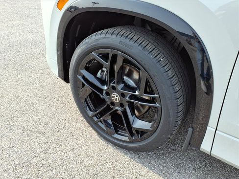 Used 2025 Volkswagen Tiguan SE R-Line image 9