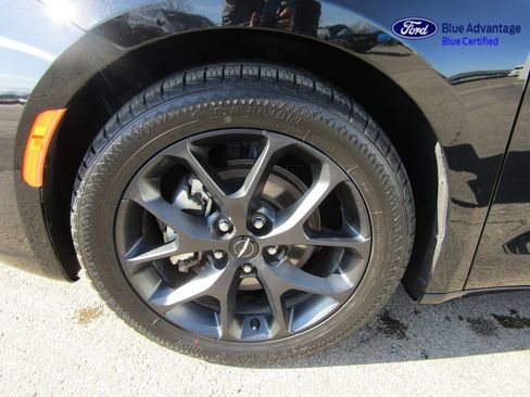 Used 2025 Chrysler Pacifica Limited FWD image 27