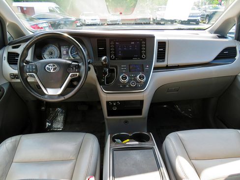 Used 2018 Toyota Sienna XLE image 28