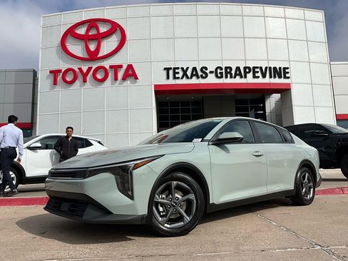 Used 2025 Kia K4 LXS image 2