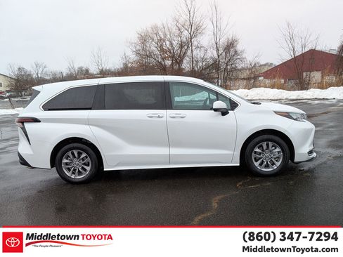 Used 2024 Toyota Sienna XLE image 2