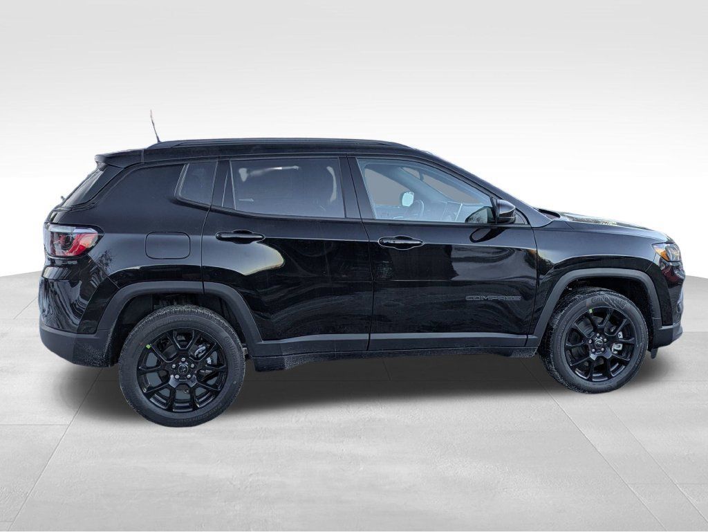 Used 2026 Jeep Compass Latitude AWD/4WD image 2