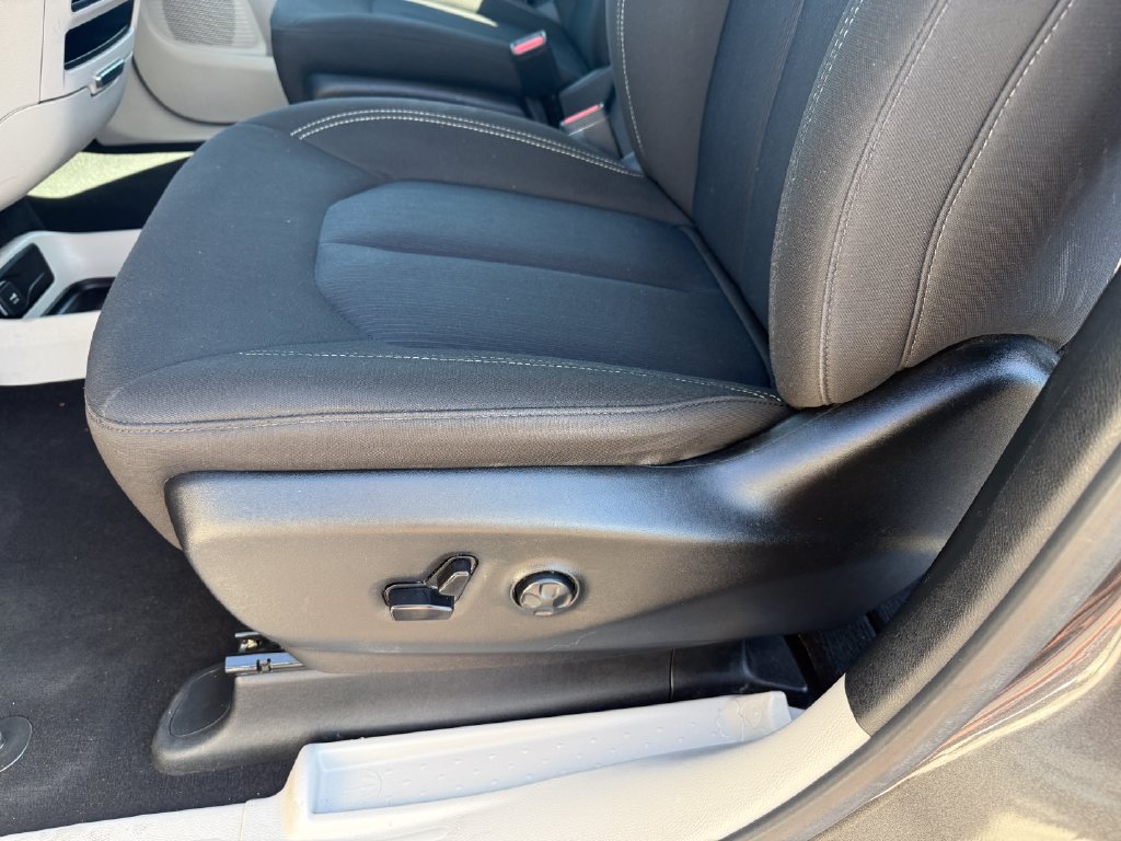 Used 2023 Chrysler Voyager LX FWD image 10
