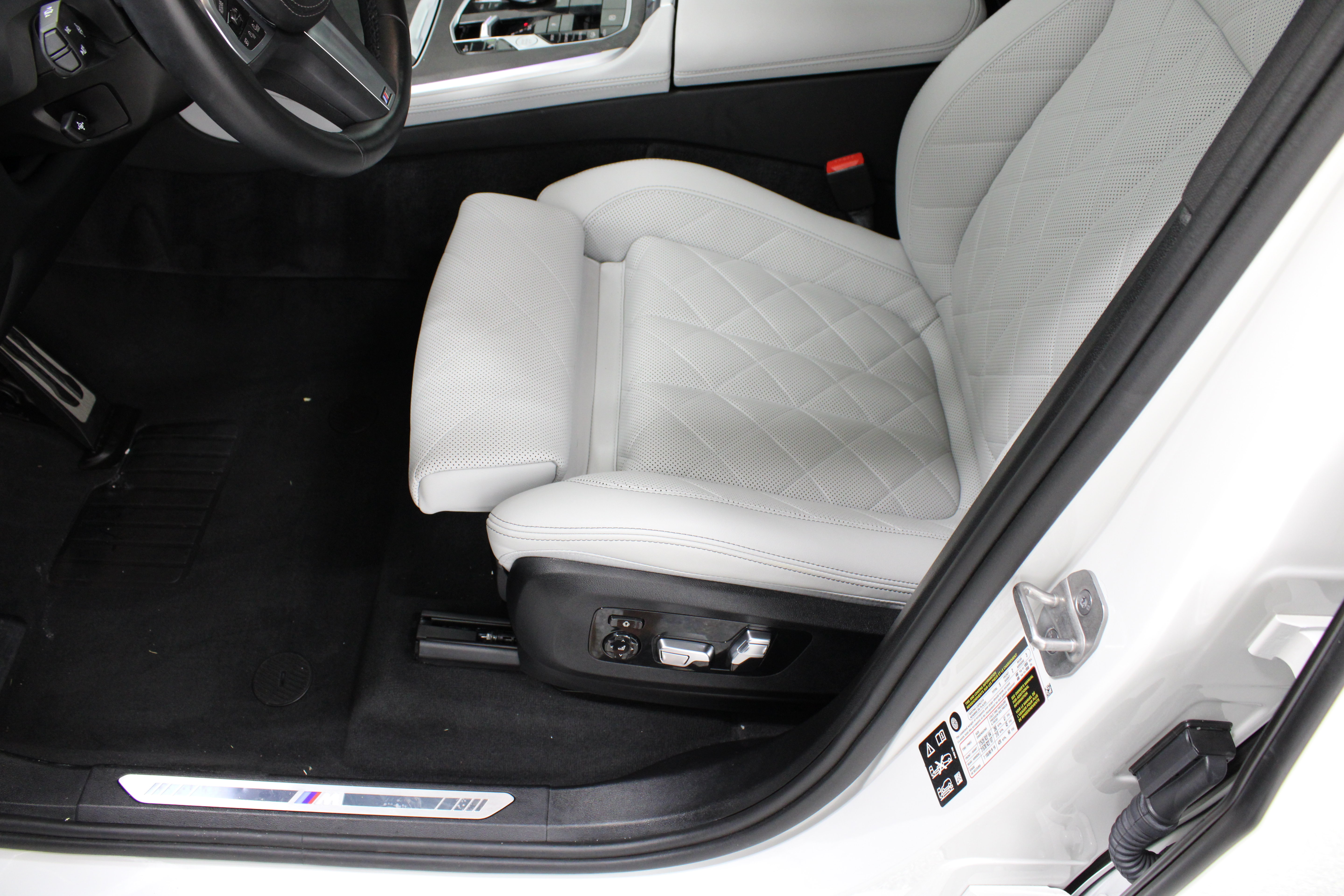 Used 2025 BMW X5 xDrive40i w/ M Sport Package AWD/4WD image 15