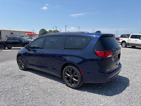 Used 2018 Chrysler Pacifica Touring-L Plus w/ Advanced Safetytec Group FWD image 8