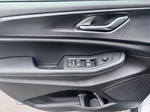 New 2025 Jeep Grand Cherokee Altitude image 9