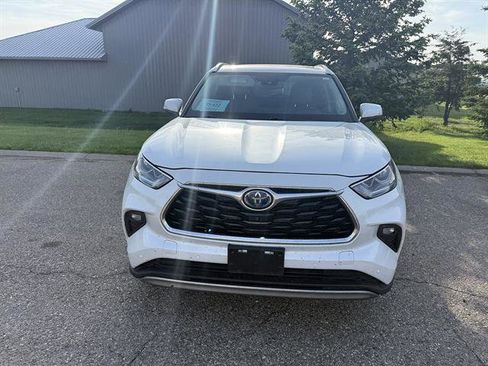 Used 2024 Toyota Highlander Platinum AWD/4WD image 2