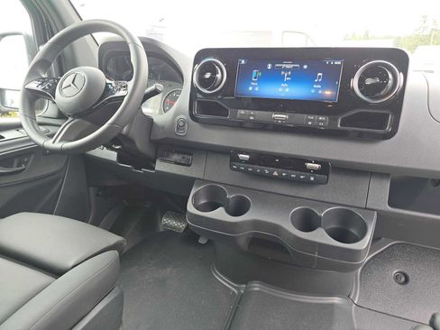 Used 2025 Mercedes-Benz Sprinter 2500 image 12