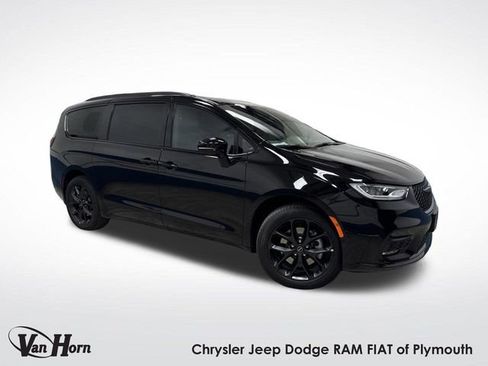 New 2026 Chrysler Pacifica Limited w/ S Appearance Package image 1