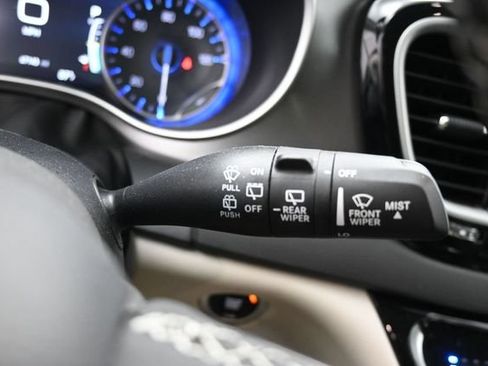 Used 2024 Chrysler Pacifica Touring-L FWD image 30