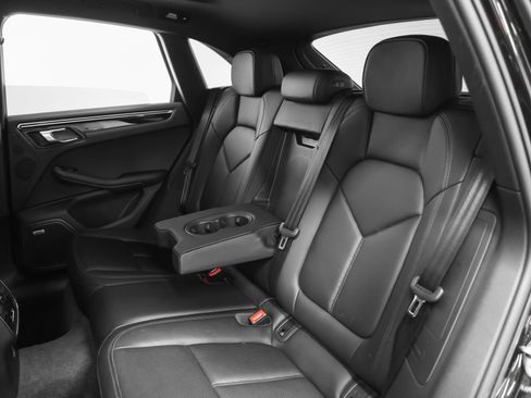 Certified 2022 Porsche Macan AWD/4WD image 38