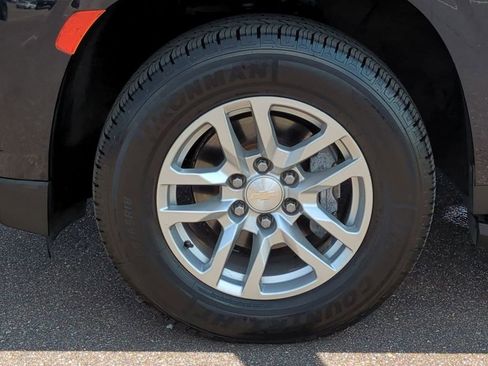 Used 2022 Chevrolet Suburban LT image 15