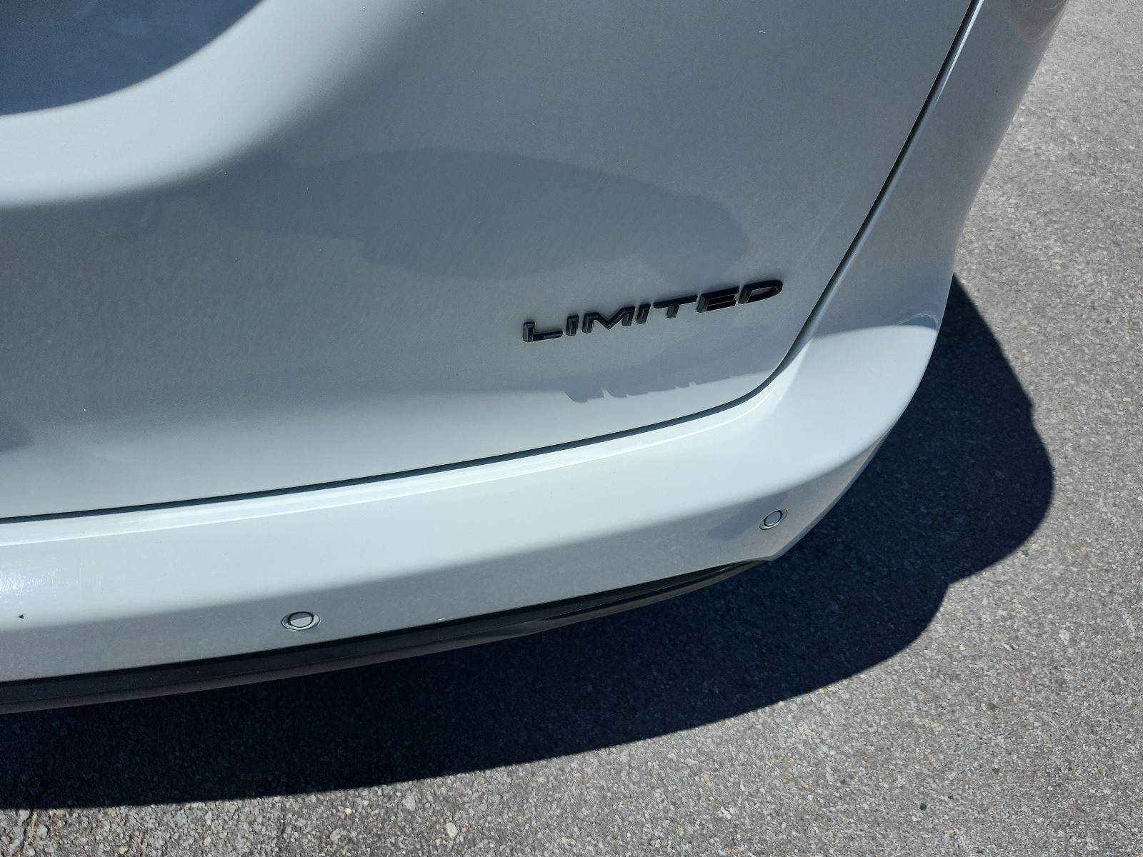 Used 2025 Chrysler Pacifica Limited FWD image 5