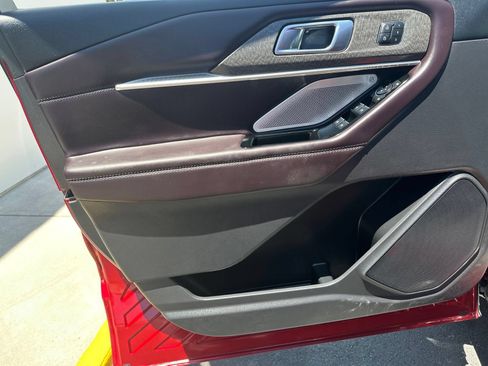 Certified 2025 Ford Explorer Platinum RWD image 18