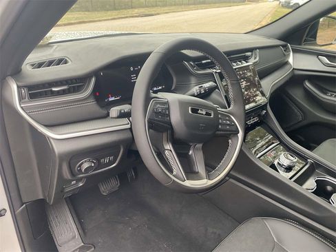 New 2025 Jeep Grand Cherokee Altitude image 45