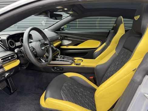 Used 2025 Aston Martin Vanquish RWD image 16