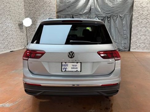 Used 2022 Volkswagen Tiguan SE w/ Panoramic Sunroof Package image 5