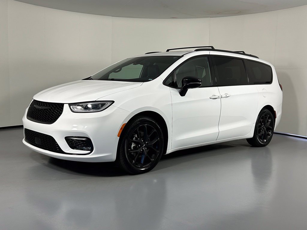 Used 2025 Chrysler Pacifica Limited FWD image 3