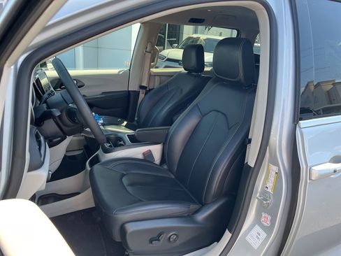 Used 2024 Chrysler Pacifica Touring-L FWD image 20