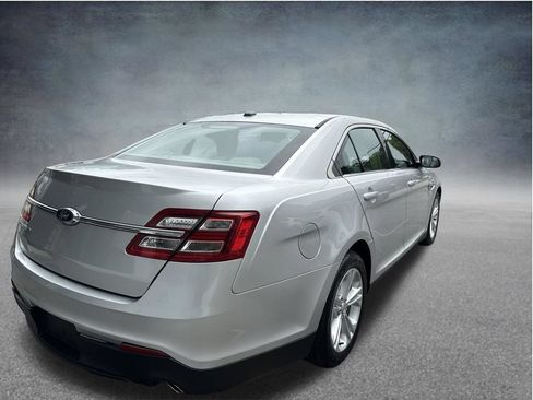 Used 2016 Ford Taurus SE FWD image 5