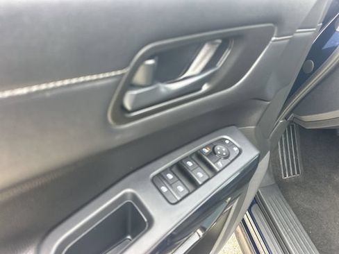 Used 2025 Nissan Pathfinder SV FWD image 15