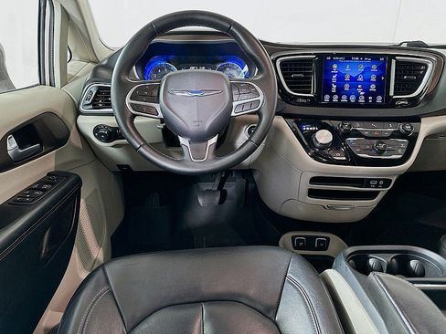 Used 2017 Chrysler Pacifica Touring-L FWD image 21