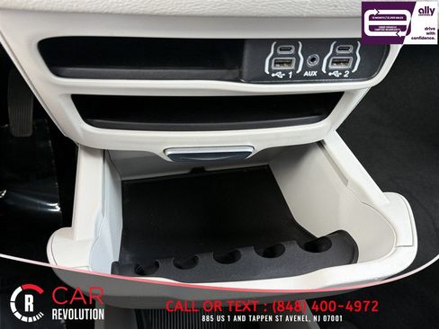 Used 2024 Chrysler Pacifica Limited FWD image 29