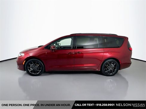 Used 2022 Chrysler Pacifica Limited w/ Uconnect Theater Family Group image 8