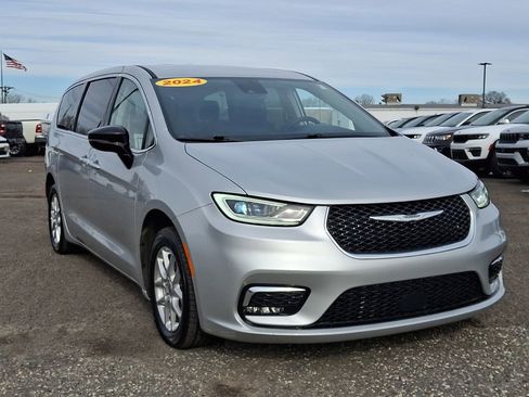 Certified 2024 Chrysler Pacifica Touring-L image 2