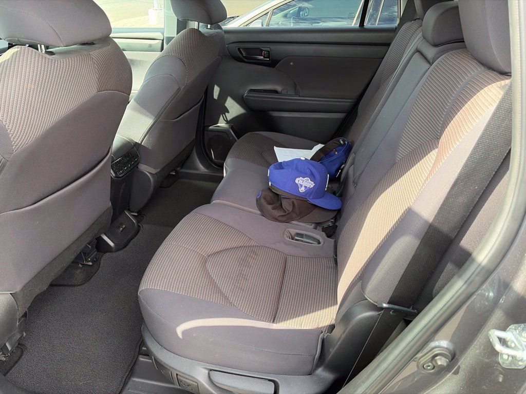 Used 2023 Toyota Highlander LE AWD/4WD image 9