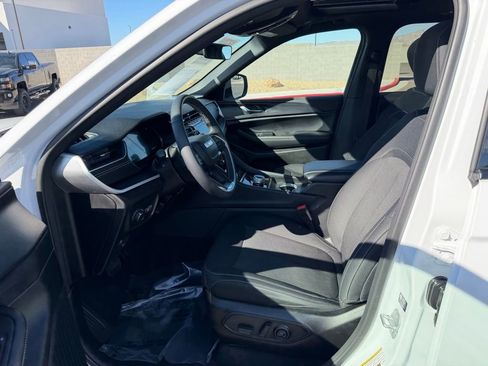 Used 2025 Jeep Grand Cherokee Laredo X w/ Luxury Tech Group I image 11