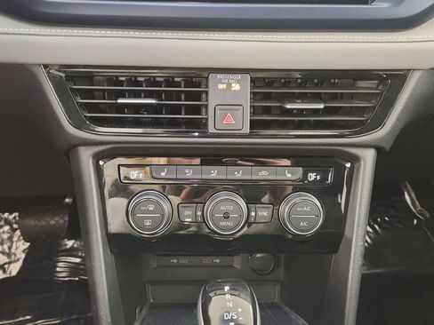 Used 2024 Volkswagen Taos SE w/ Panoramic Sunroof Package image 16