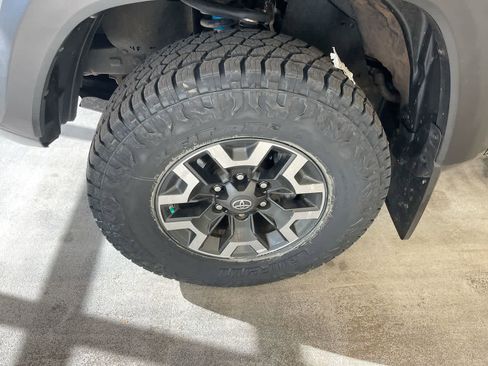 Used 2020 Toyota Tacoma TRD Off-Road w/ Technology Package AWD/4WD image 10