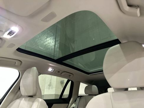 Used 2022 Volvo V60 T5 Cross Country image 11