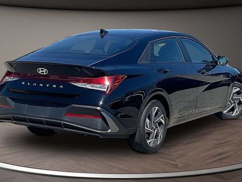 Used 2025 Hyundai Elantra Sport FWD image 2