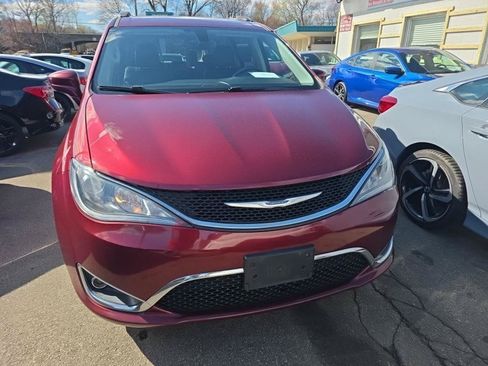 Used 2018 Chrysler Pacifica Touring-L FWD image 3