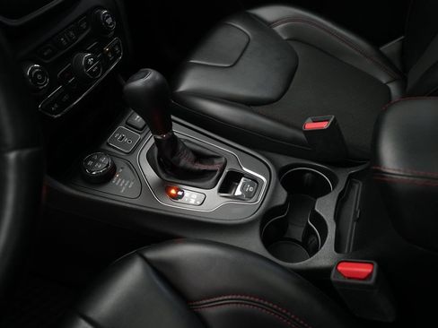 Used 2019 Jeep Cherokee Trailhawk w/ Comfort/Convenience Group image 16