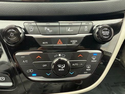 Used 2022 Chrysler Pacifica Touring-L image 20