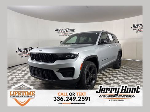 Used 2023 Jeep Grand Cherokee Laredo AWD/4WD image 1