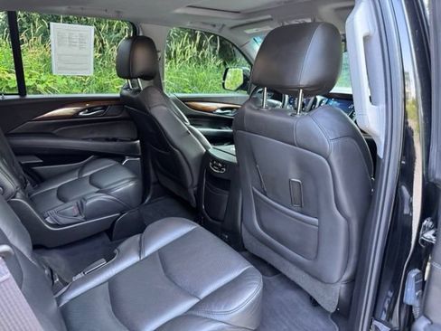 Used 2017 Cadillac Escalade Luxury AWD/4WD image 18