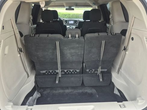 Used 2022 Chrysler Voyager LX image 22