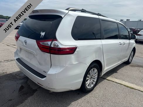 Used 2015 Toyota Sienna XLE w/ XLE Navigation Package FWD image 5
