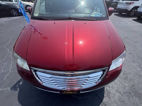 Used 2014 Chrysler Town & Country Touring w/ Driver Convenience Group FWD image 10