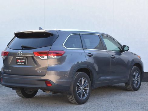 Used 2018 Toyota Highlander XLE AWD/4WD image 42