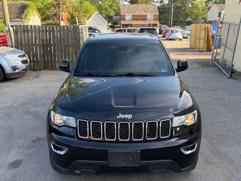 Used 2017 Jeep Grand Cherokee Laredo image 2