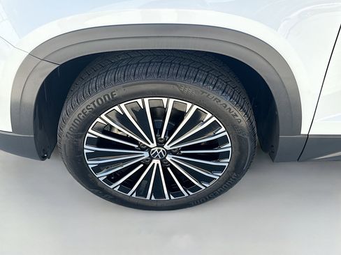 Used 2025 Volkswagen Taos SE image 38