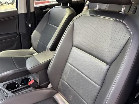 Used 2021 Volkswagen Tiguan SE w/ Panoramic Sunroof Package FWD image 11