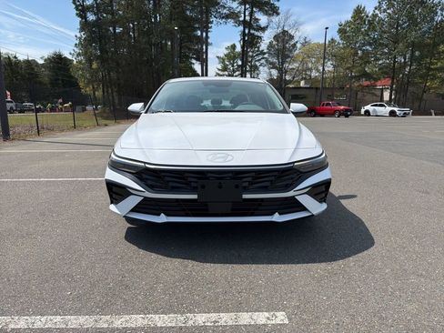 Used 2025 Hyundai Elantra SEL FWD image 3