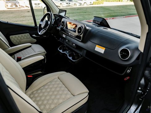 Used 2025 Mercedes-Benz Sprinter 3500 image 40